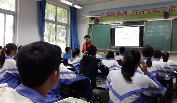 老师们首先观摩了踏水实验学校七年级教师袁志芳和宋春桃,八年级教师